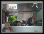 26/06/2011 : Mise en place du pizzaiolo dans son camion :-)