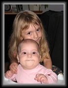 18/08/2006 : Génial les petits câlins de ma soeur ! Tiens ! Nos avons un peu le même sourire.