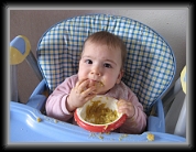 26/12/2006 : Chloé mange seule...