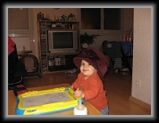 24/01/2007 : Chloé essaie le chapeau de Mamie Danielle ;-)