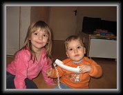 07/02/2007 : Chloé initiée à l'interphone par sa soeur :-)