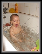16/02/2007 : Chloé dans le bain... Que d'énergie !