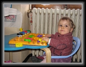 18/02/2007 : Trop bien la chaise et la table à ma taille chez Mamie Ester !