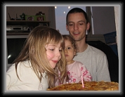 04/03/2007 : Avec 3 jours d'avance... la première bougie de Chloé !!!