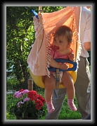 09 Juin 2007 : Chloé est bien pensive sur la balançoire...