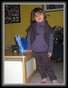 07/03/2010 : Chloé pose avec son petit poney géant et la télécommande de sa voiture télécommandée