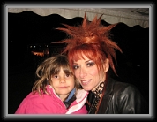 20/06/2010 : Petite photo avec la sosie de Mylène Farmer