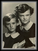 1956 : Ester et Elisabeth (10 et 12 ans)