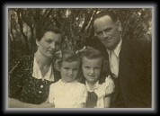 1953 : Photo de famille (Grand-mère de Stéphane, Ester, sa soeur Elisabeth et le grand-père)