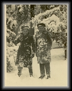 1950 : Julien (à gauche aussi) en flagrant délit de bataille de neige !