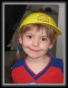 03/02/2007 : Manon et son magnifique casque de chantier Winnie ;-)