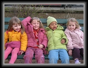 08/03/2007 : Belle brochette de chipies ! Manon, Sara, Mariama et Charlotte au parc de l'école...