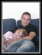 31/07/2007 : Un câlin avec Papa devant la télé... quel bonheur !