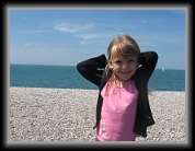 03/08/2007 : Manon au bord de la mer à Fécamp