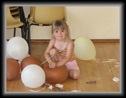 05/08/2007 : Manon tente d'éclater un ballon... pas facile !!