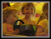 05/08/2007 : Le manège de Honfleur avec Chloé et une autre Manon... Trooop bien !