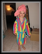 04/10/2007 : Première douche dans la maison. Jusqu'à présent Mlle était habituée à la baignoire...
