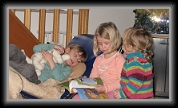 19/02/2008 : Charlotte fait la lecture à tous ses enfants :-D