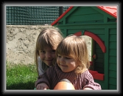 05/04/2008 : Les 2 soeurs dans le jardin
