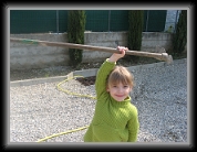 16/04/2008 : Manon est fière d'aider son papa et son papi pour le ciment
