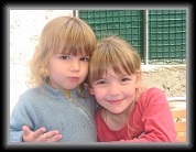 24/04/2008 : Câlin entre soeurs pendant le repas