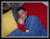 02/03/2012 : Comme mes soeurs, j'aime beaucoup faire la sieste avec Papa....