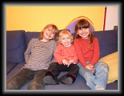 15/02/2011 : Entourée par ses soeurs