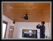 28/03/2012 : Les spots du salon sont en cours d'installation